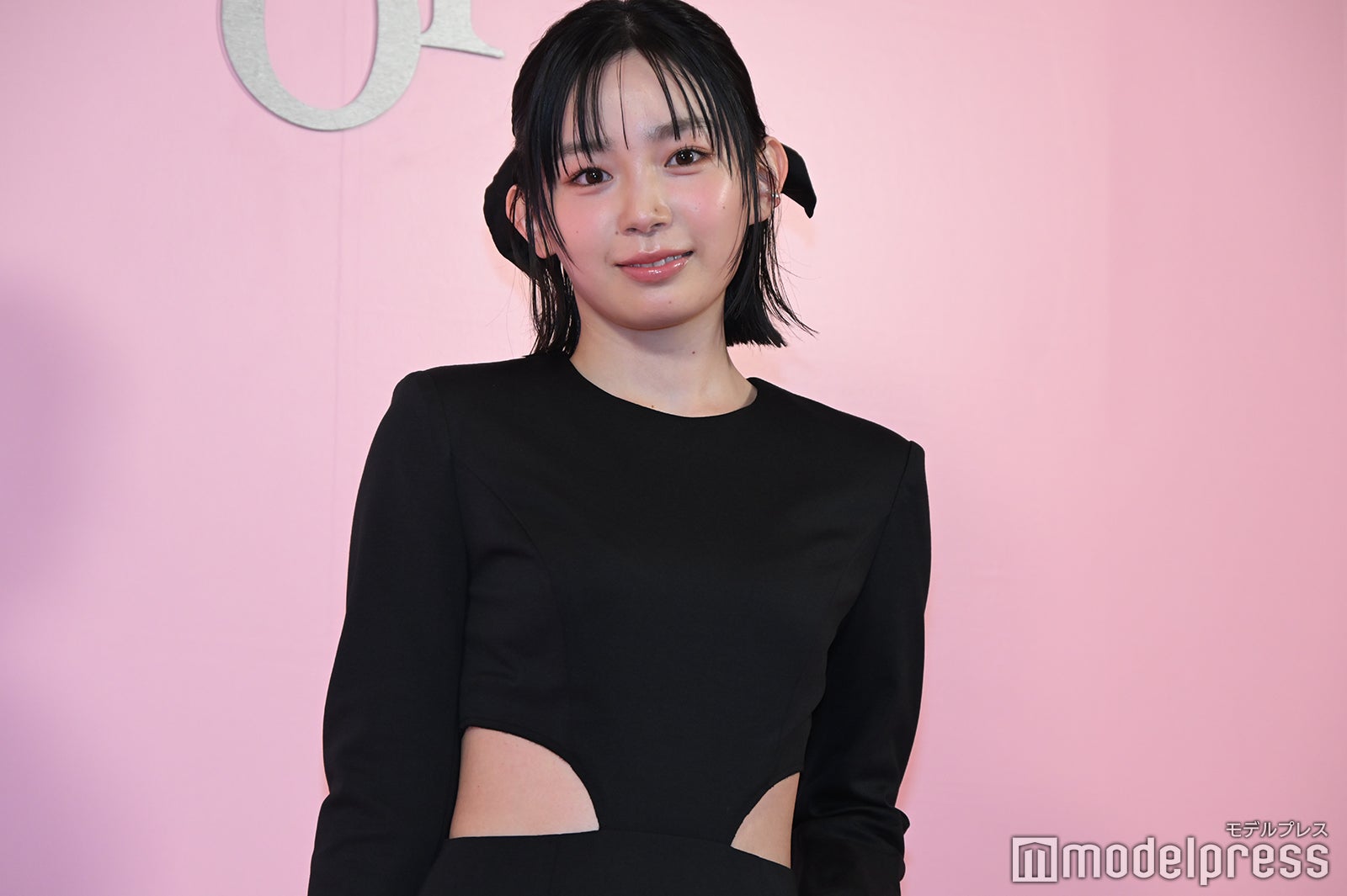 「グラスハート」宮崎優、カットアウトドレスで美ウエストチラリ アルゴリズム埋め尽くす“夢中”な存在明かす【ディオール アディクト キャンディ ショップ】