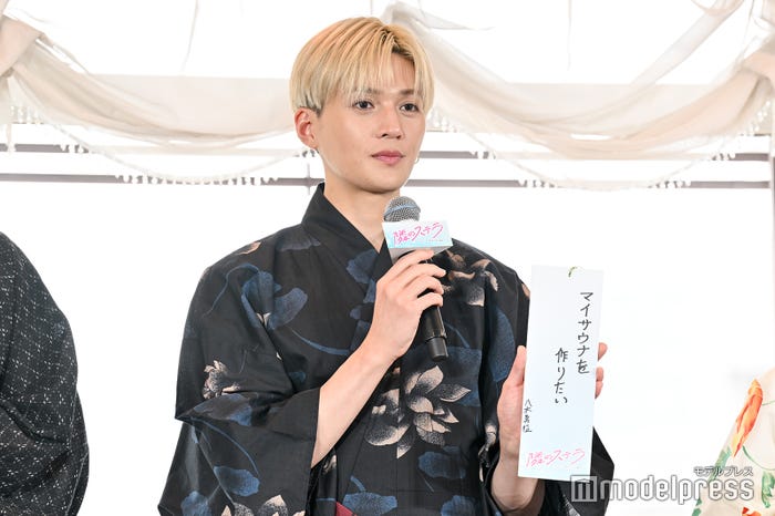 七夕の願いを見せる八木勇征(C)モデルプレス