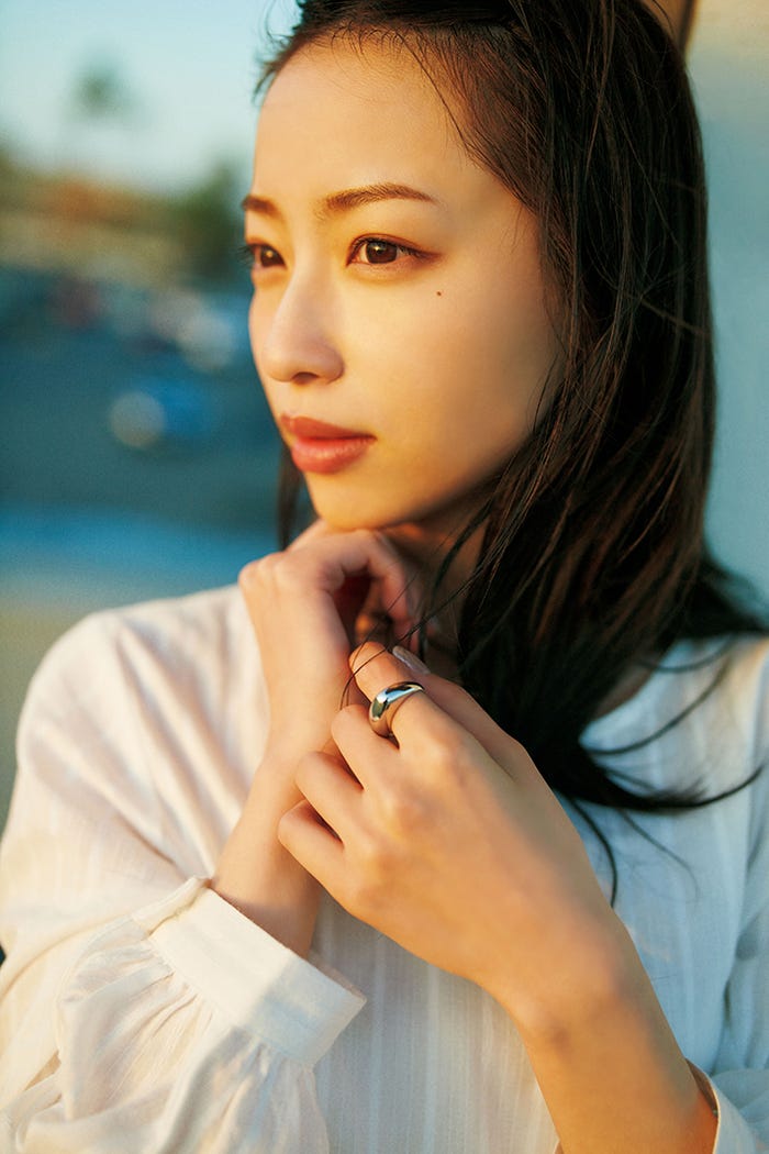 林佑香 1st写真集「MEMORY LANE:92614」より(C)小学館(C)熊木優