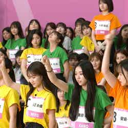 チーム決めを行う参加者たち「PRODUCE 101 JAPAN THE GIRLS」第3話より（C）PRODUCE 101 JAPAN THE GIRLS