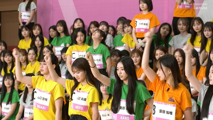 チーム決めを行う参加者たち「PRODUCE 101 JAPAN THE GIRLS」第3話より(C)PRODUCE 101 JAPAN THE GIRLS