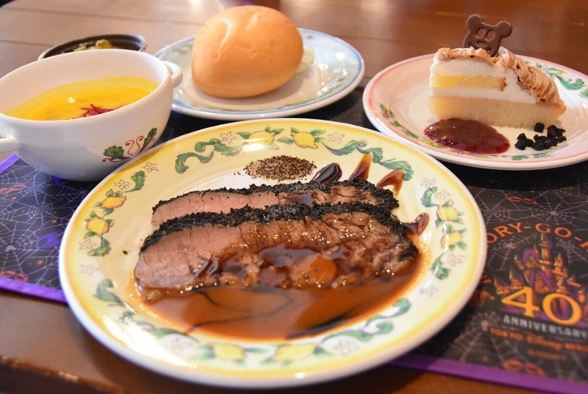 「カフェ・ポルトフィーノ」のスペシャルセット（3300円）は、コーヒー風味のローストビーフをメインに、パンプキンクリームスープ、マロンケーキなどがセット。プラス800円でスーベニアランチョンマットをつけられます