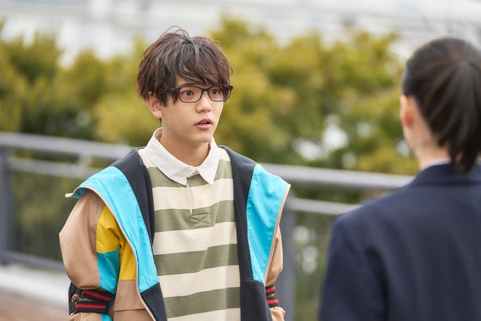FANTASTICS中島颯太、映画初出演で心優しき“めがね男子”好演 新たな魅力開花の新場面写真解禁【逃走中 THE MOVIE】