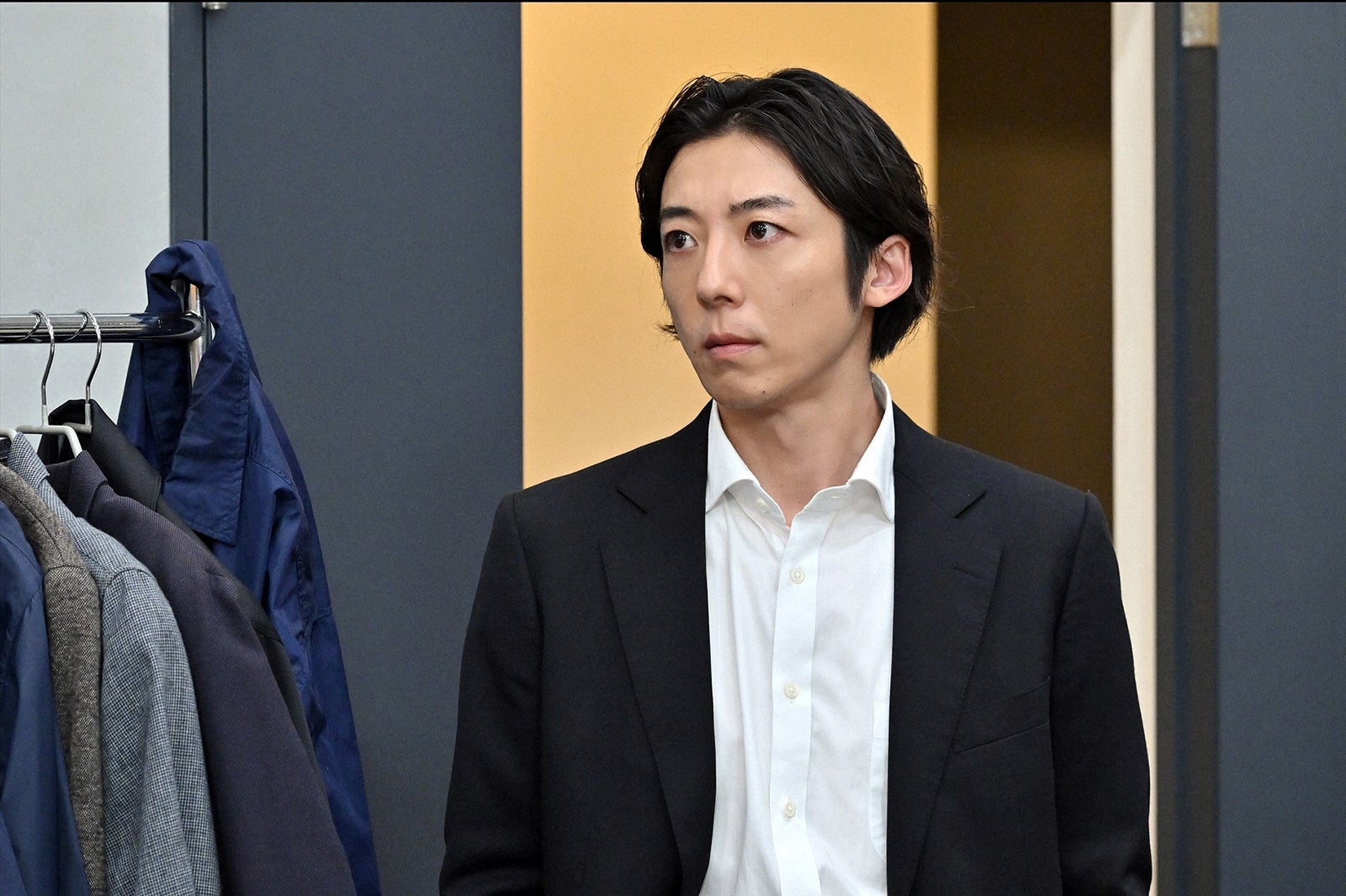 高橋一生／「インビジブル」第1話より（C）TBS