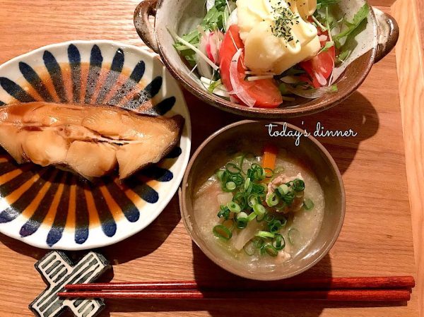 カレイの煮付けに合う献立15選 魚料理にぴったりな美味しい副菜をご紹介 モデルプレス カレイの煮付けに合う献立15選 魚料理にぴったりな美味しい副菜をご紹介 モデルプレス
