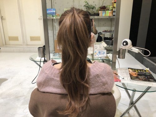 上に分けた毛束は顎ラインの延長線より少し高い部分でくくる