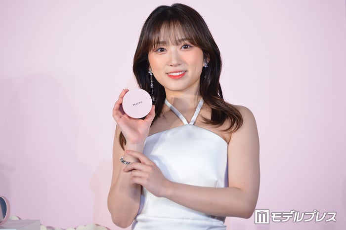 矢吹奈子、美デコルテ輝く大胆素肌魅せドレス姿 初の東京ドームイベント登壇に喜び