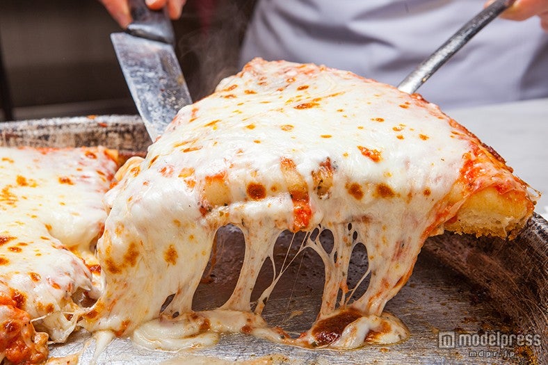 「SPONTINI」のピザは厚さが約2センチというボリューム感／画像提供：ボルテックス