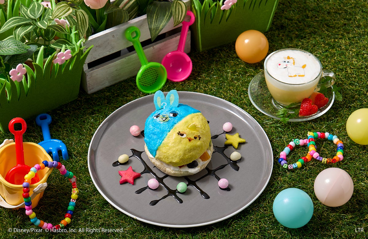 ＜ダッキー＆バニー＞フルーツサンド税込1,890円、＜バターカップ＞バター風味ミルクセーキ税込1,290円（C）Disney/Pixar （C）Just Play,LLC Mr.Potato Head &amp; Mrs. Potato Head are trademarks of Hasbro used with permission.  （C）Hasbro. All Rights Reserved.