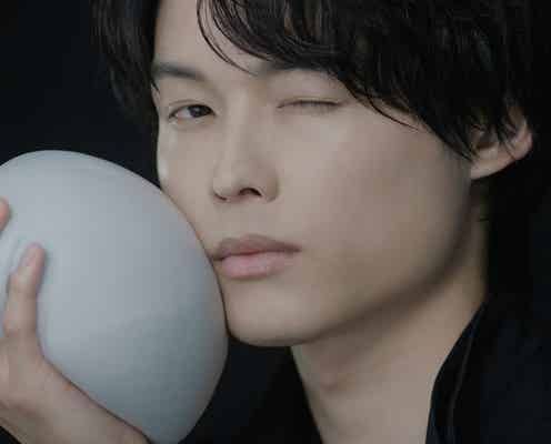 SixTONES松村北斗、妖艶な眼差しで“黒い魔泡”表現 自身のブラックな一面も告白