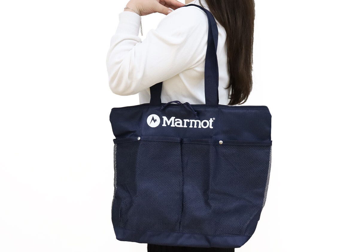 Marmot保冷BIGトートバッグ 白いトップスの女性が紺色のMarmotBIGトートバッグを肩にかけている様子
