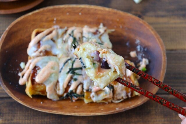 チーズ明太の角たこ焼き　お箸でつまむ