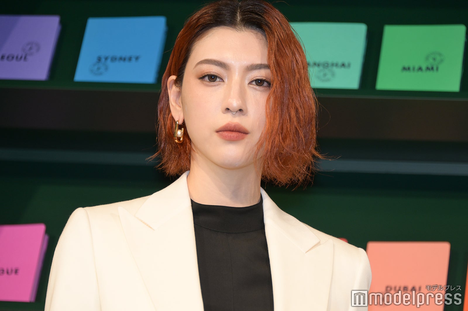 三吉彩花、鼻ピアス姿で登場 オレンジヘア×白セットアップでハンサムに＜ルイ・ヴィトンSS24メンズ・ポップアップストア＞ - モデルプレス