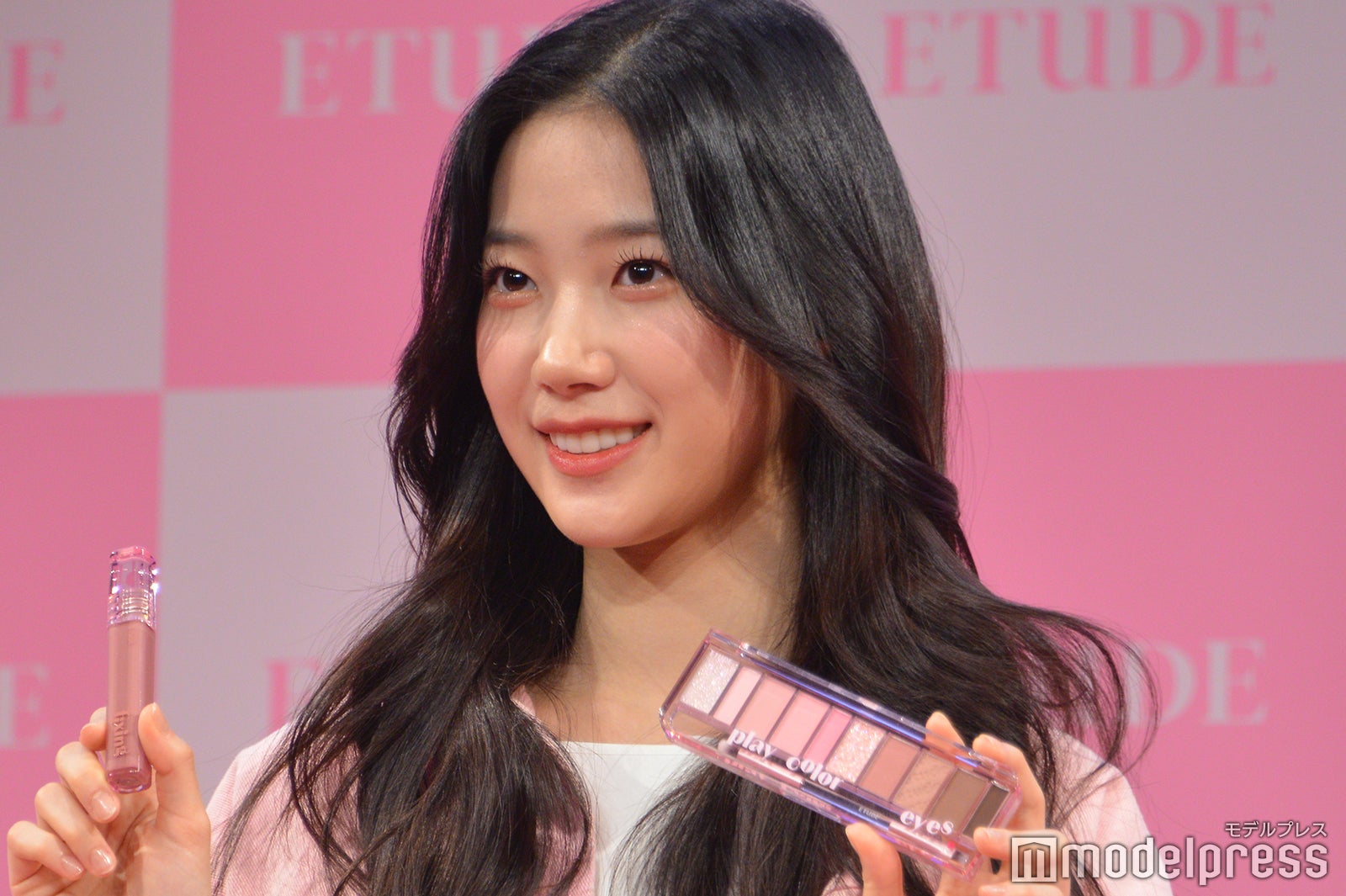 目元のラメが可愛らしいKAZUHA（C）モデルプレス