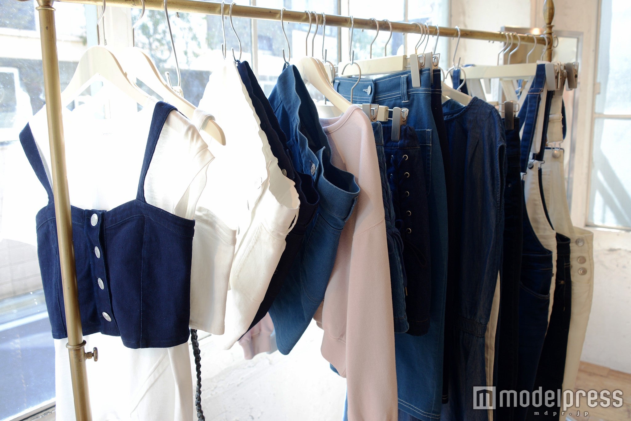 デニムビスチェやサロペット、ショートパンツなども展開（C）モデルプレス
