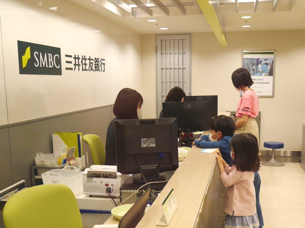 自分の口座を開設できる「銀行」。うれしかったらしく、何度も足を運んで預金額にほくそえんでいました