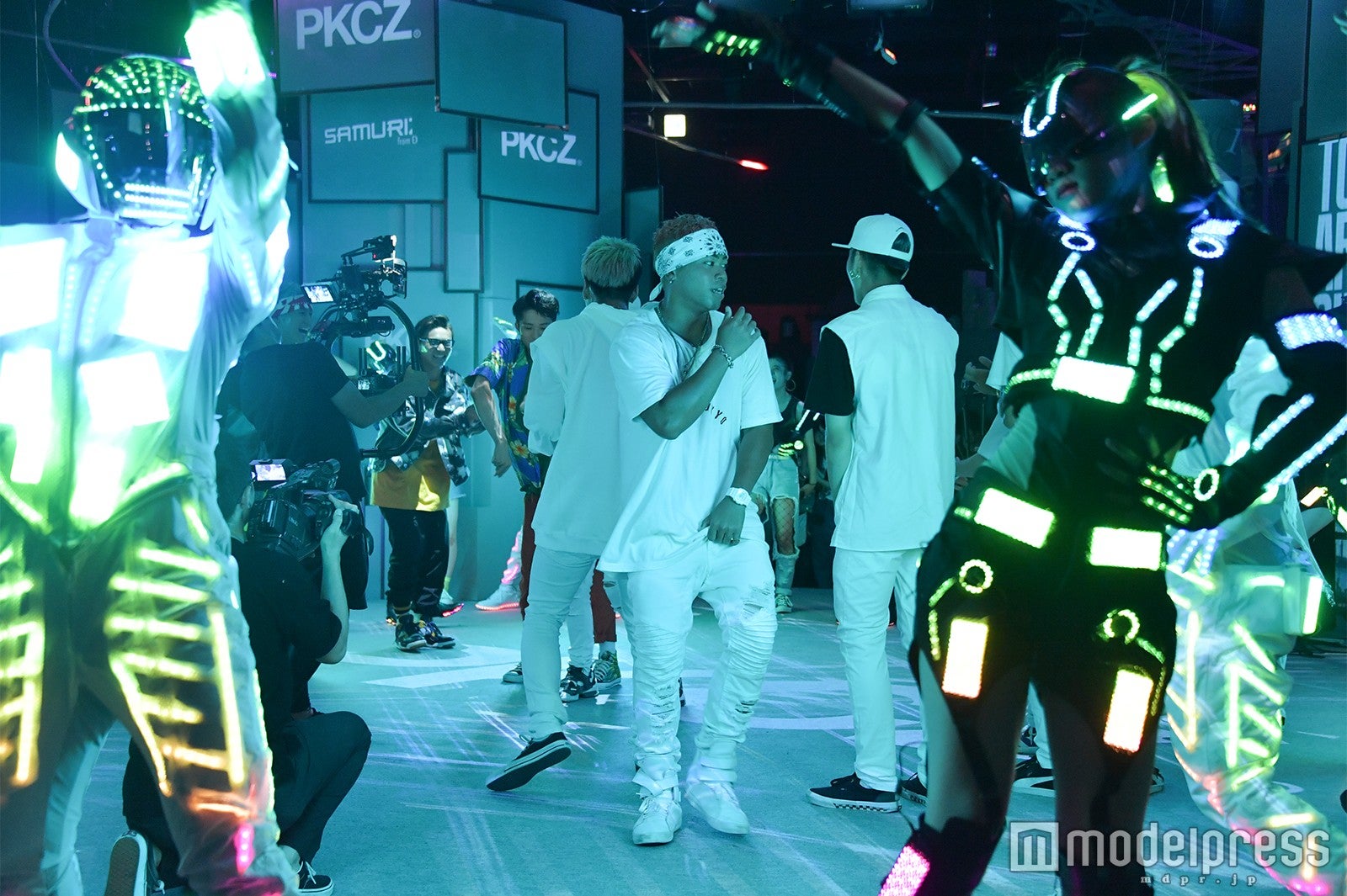 LIKIYA（中央）／PKCZ（R）ゲリラライブの様子（C）モデルプレス