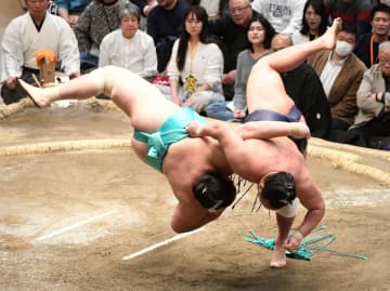 178キロの琴桜が吹っ飛ぶ 横綱豊昇龍の豪快な上手投げに場内どよめく