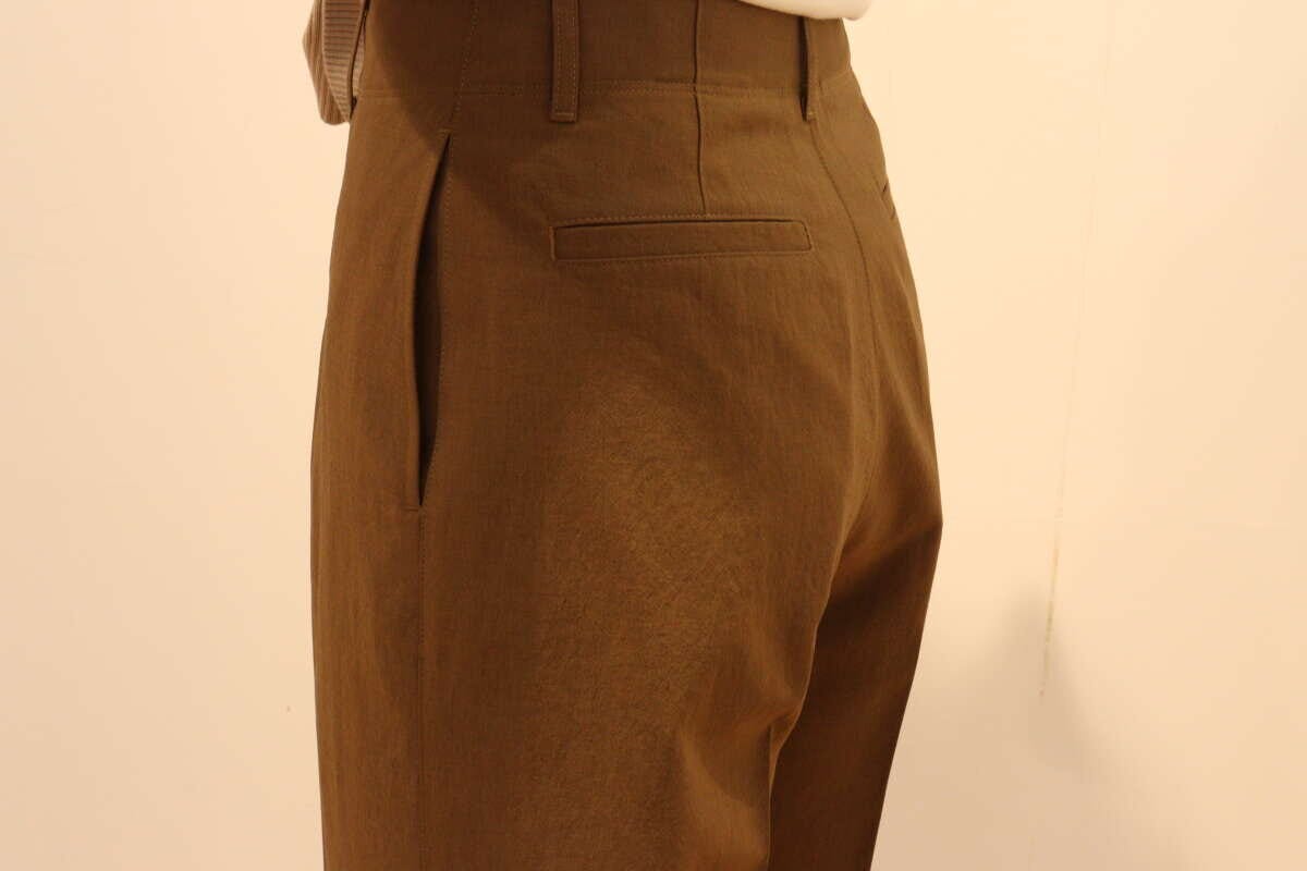 ユニクロユー　ハイライズ　ストレートパンツ　バックスタイル