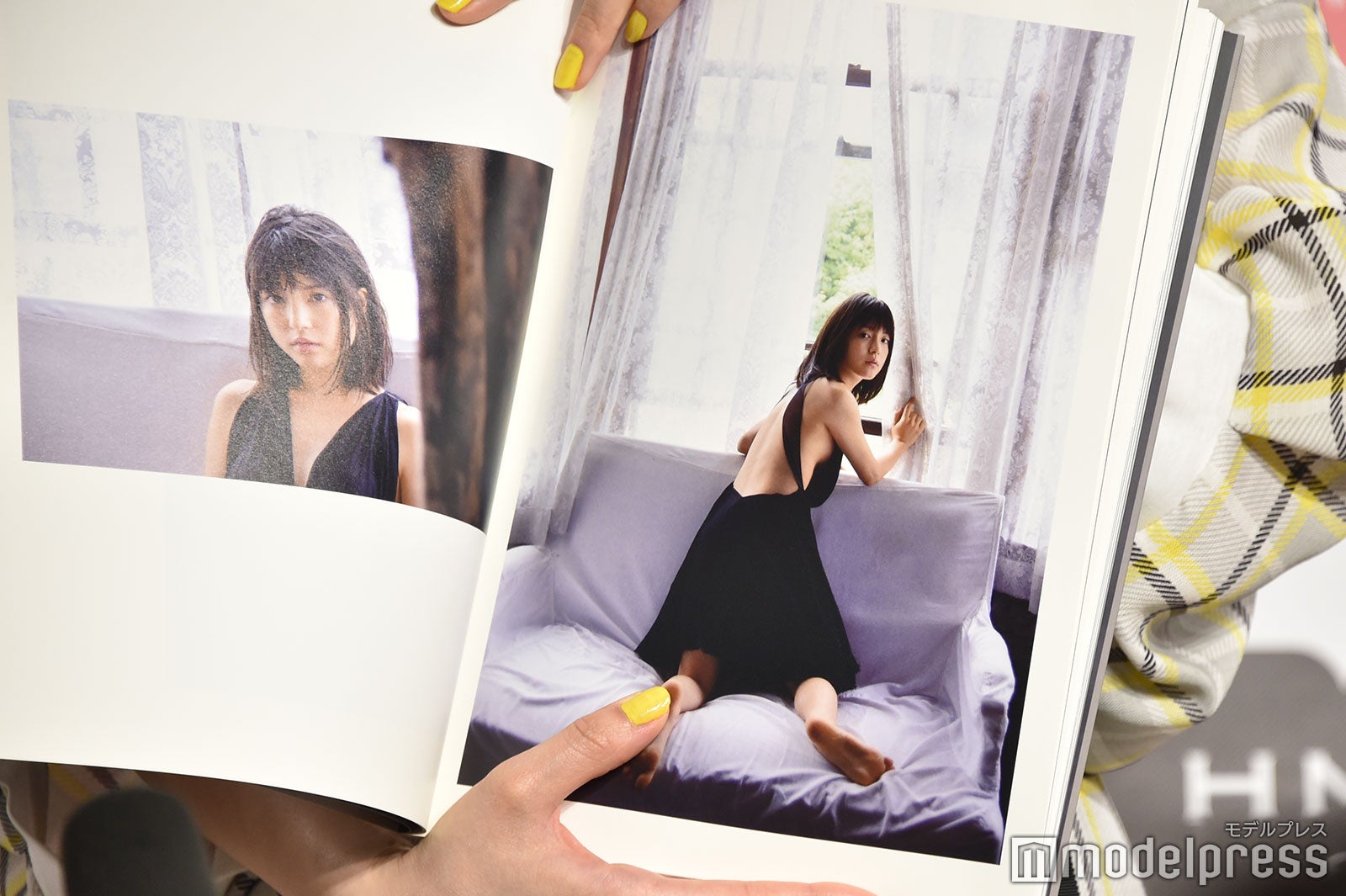 背中を見せているカット／川島海荷