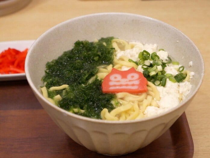 てぃんがーらそば（中サイズ、税込800円）（2022年4月29日撮影）