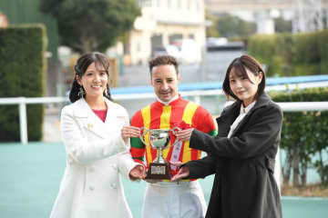 「推しメンがルメール騎手と並んで…激アツ」冬の小倉競馬場降臨の美女たちに反響「美しすぎてめちゃくちゃ好き」「凄すぎる」