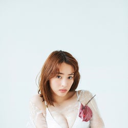 神部美咲、フェチ感漂う色っぽいボディ披露