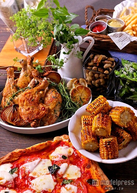 スタイリッシュな食事をビールを味わう／写真提供：RoofTop Beer Garden．東京小空