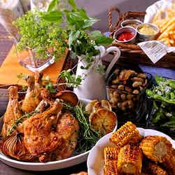 スタイリッシュな食事をビールを味わう/写真提供:RoofTop Beer Garden.東京小空