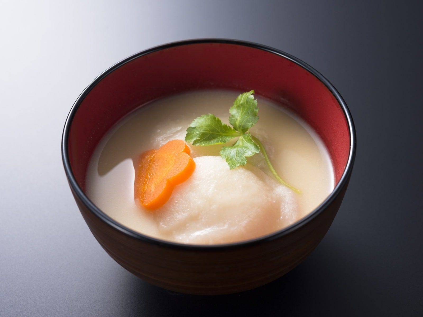 関西風の雑煮は白味噌仕立てで丸餅が基本 ※画像：PIXTA