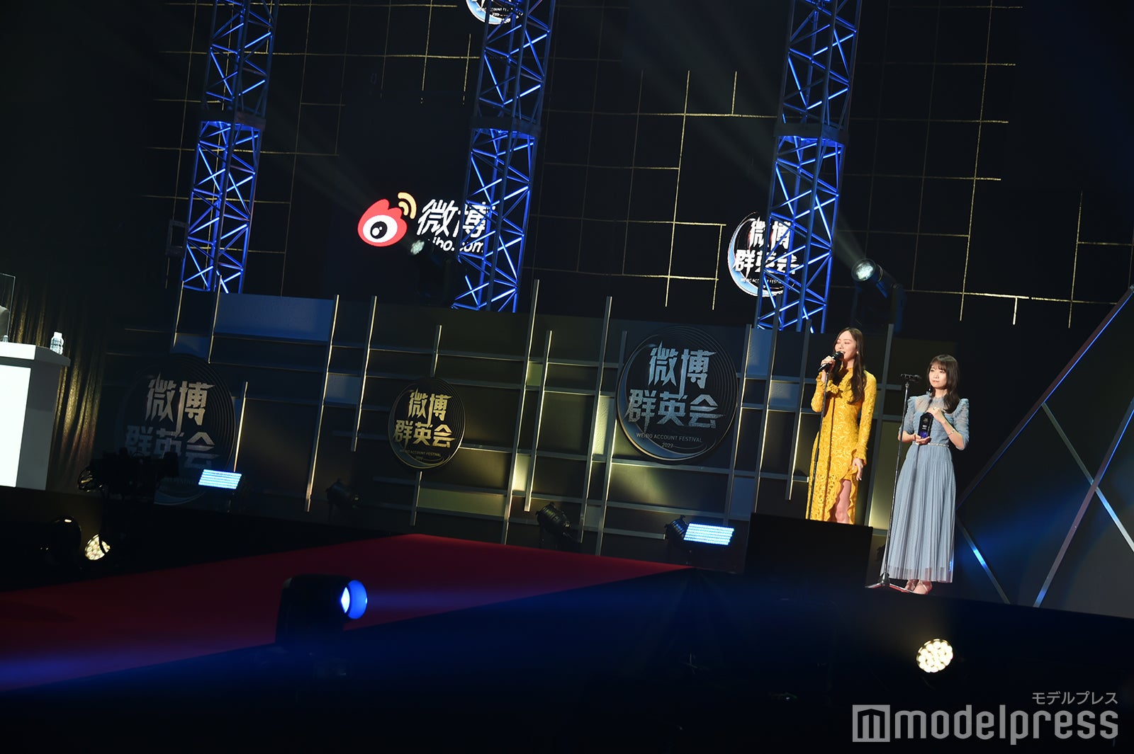 梅澤美波、秋元真夏（C）モデルプレス