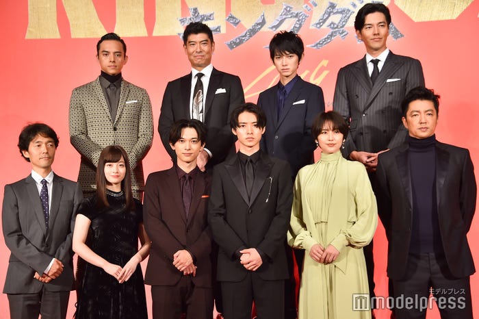 (後列左から)満島真之介、高嶋政宏、本郷奏多、要潤(前列左から)佐藤信介監督、橋本環奈、吉沢亮、山崎賢人、長澤まさみ、大沢たかお/映画『キングダム』製作報告会見 (C)モデルプレス
