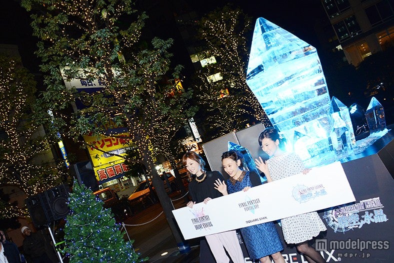 巨大クリスタルが点灯（左より）吉澤ひとみ、高橋愛、真野恵里菜