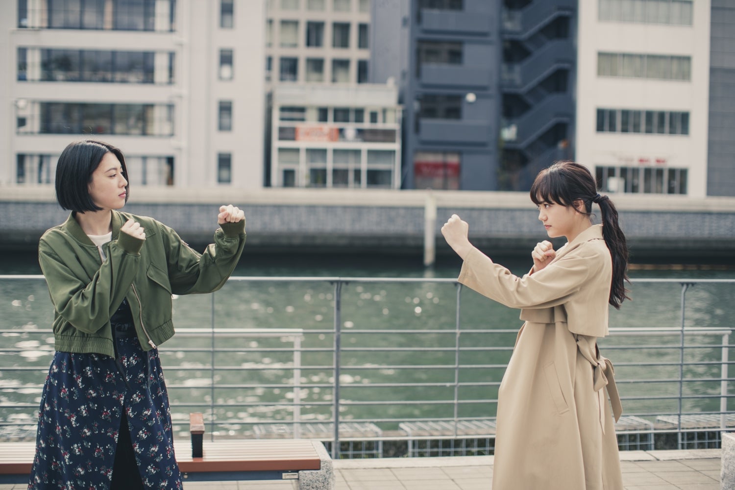 三吉彩花＆松井愛莉のオフショットが到着（写真提供：所属事務所）