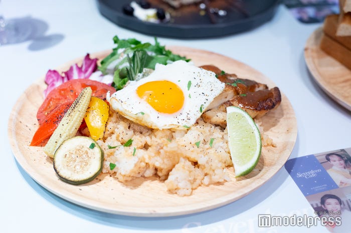 「SUNSET RESORT」モチーフの「BBQchicken Plate」(C)モデルプレス