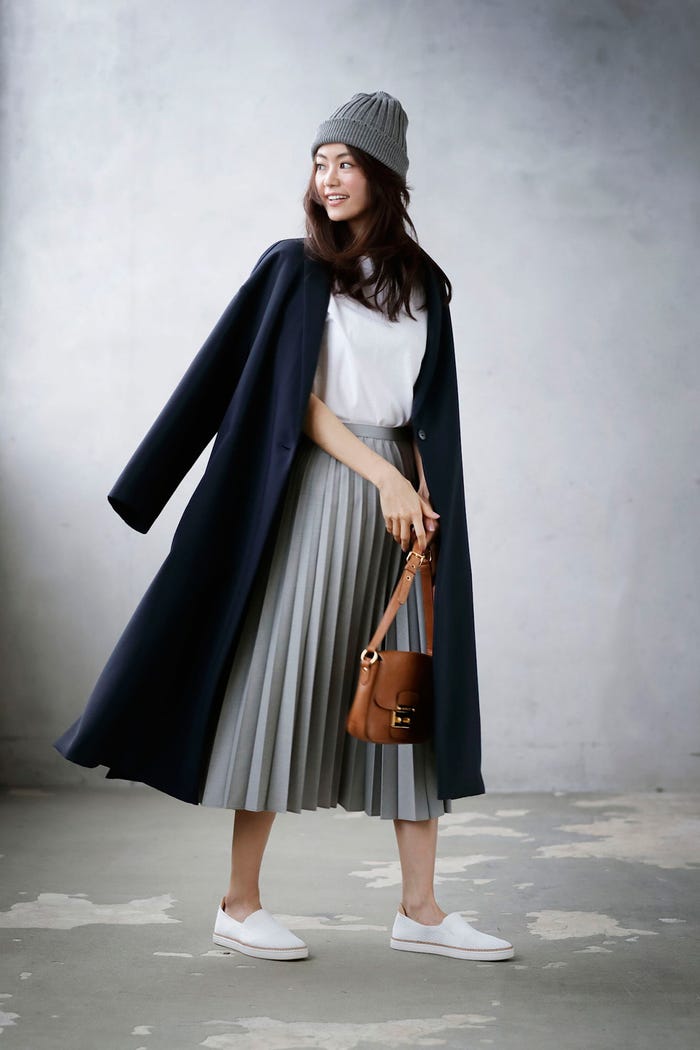 Sammy(White)¥18,000/UGG(C) コート¥47,000/Sov.(フィルム) Tシャツ¥5,800、ニット帽¥6,000/ともにBYMITY その他/私物(C)TOPLOG