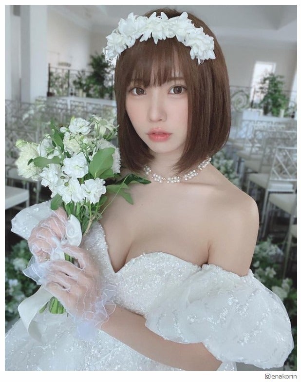 えなこ、美谷間際立つウエディングドレス姿「美しすぎる」「最高の花嫁」の声