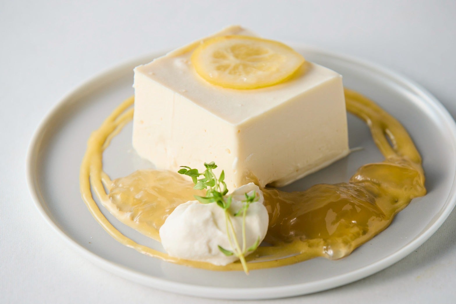 檸檬のレアチーズケーキ 925円／提供画像