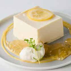 檸檬のレアチーズケーキ 925円/提供画像