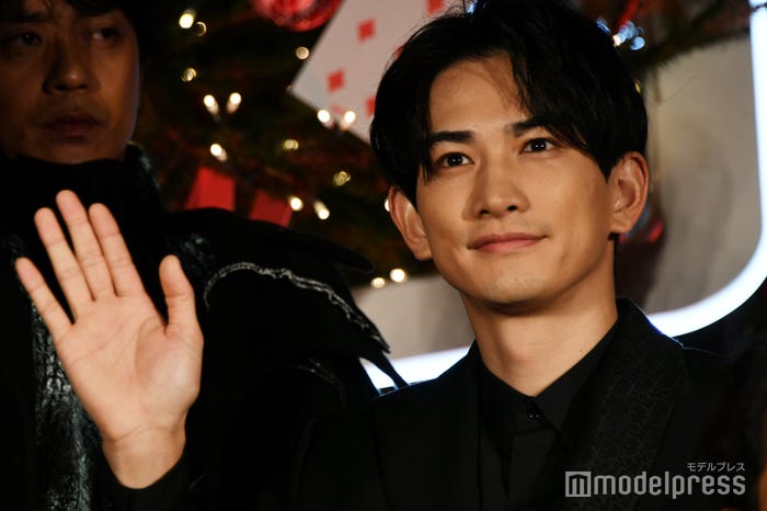 高貴に手を振る町田啓太(C)モデルプレス