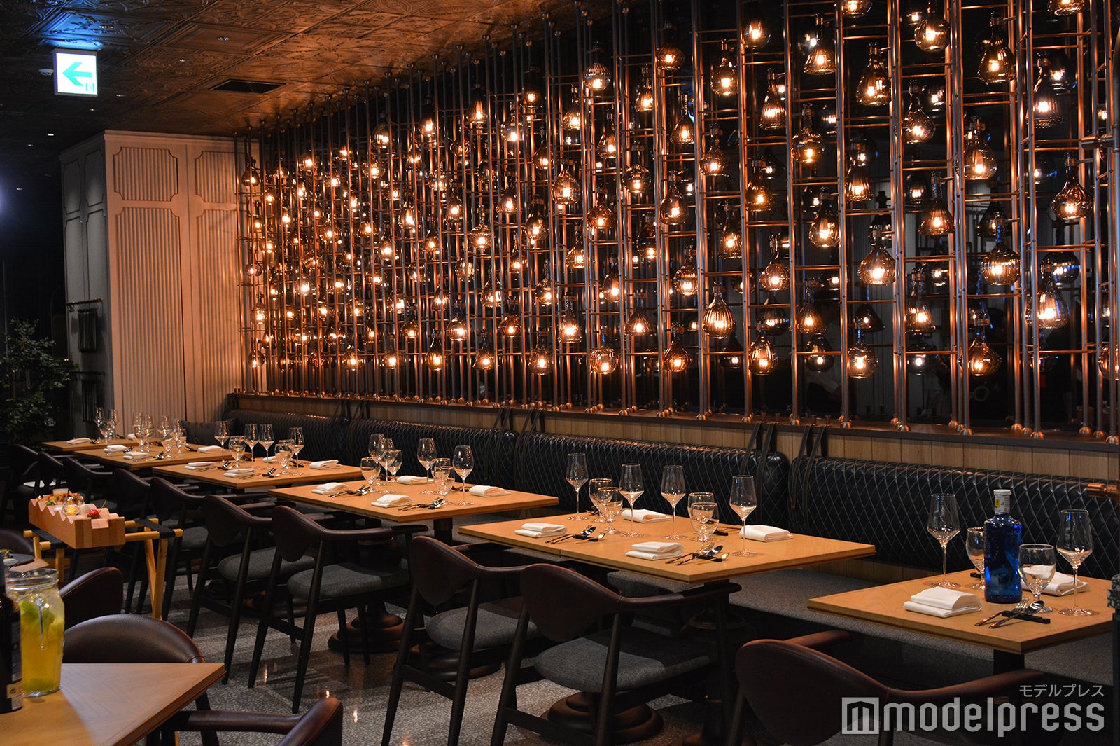 シャンパンゴールドの照明演出が上品なJose Luis店内（C）モデルプレス