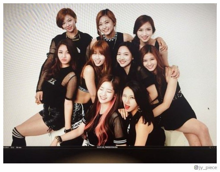 TWICEジョンヨン、グループ7周年に感涙 過去ショット大量放出にナヨンがツッコミ「本当に怖い」