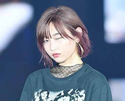 欅坂46志田愛佳、ヒップラインあらわな大胆コーデ かっこよすぎる赤髪&ウインクで悩殺<GirlsAward 2017 A/W>