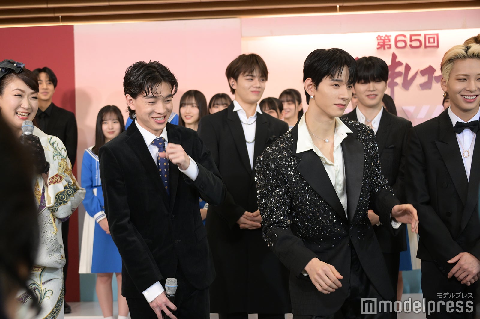 大賞受賞の「自信はない」とはっきり答えた市川由紀乃にずっこける仕草を見せるJO1（C）モデルプレス