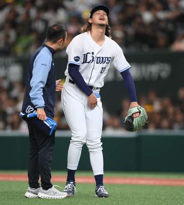 西武先発・高橋光成の右足に打球直撃のアクシデント 投球練習後にプレー続行 
