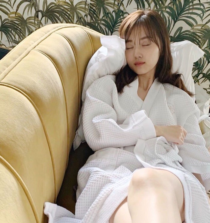 お風呂後に眠ってしまった山下美月（提供写真）