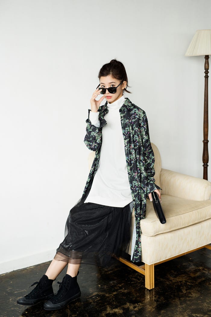 フラワープリントロングシャツ¥8,900、スリットタートルプルオーバー¥5,900/ともにENVYM、黒×シルバーチュールスカート¥4,990/OZOC、サングラス¥22,000/レイバン(ミラリ ジャパン)、ハイカットスニーカー¥9,800/MOONSTAR(ムーンスター カスタマーセンター)、クラッチバッグ/スタイリスト私物(C)TOPLOG