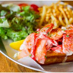 レモンジュースがセットのメーン風ワンプレート「Lobster Roll Maine」17，000ウォン／「Lobster Bar」オフィシャルサイトより