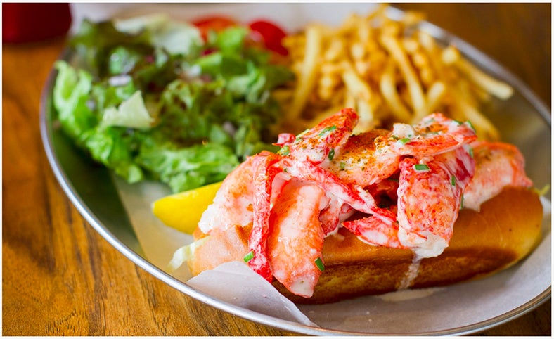 レモンジュースがセットのメーン風ワンプレート「Lobster Roll Maine」17，000ウォン／「Lobster Bar」オフィシャルサイトより