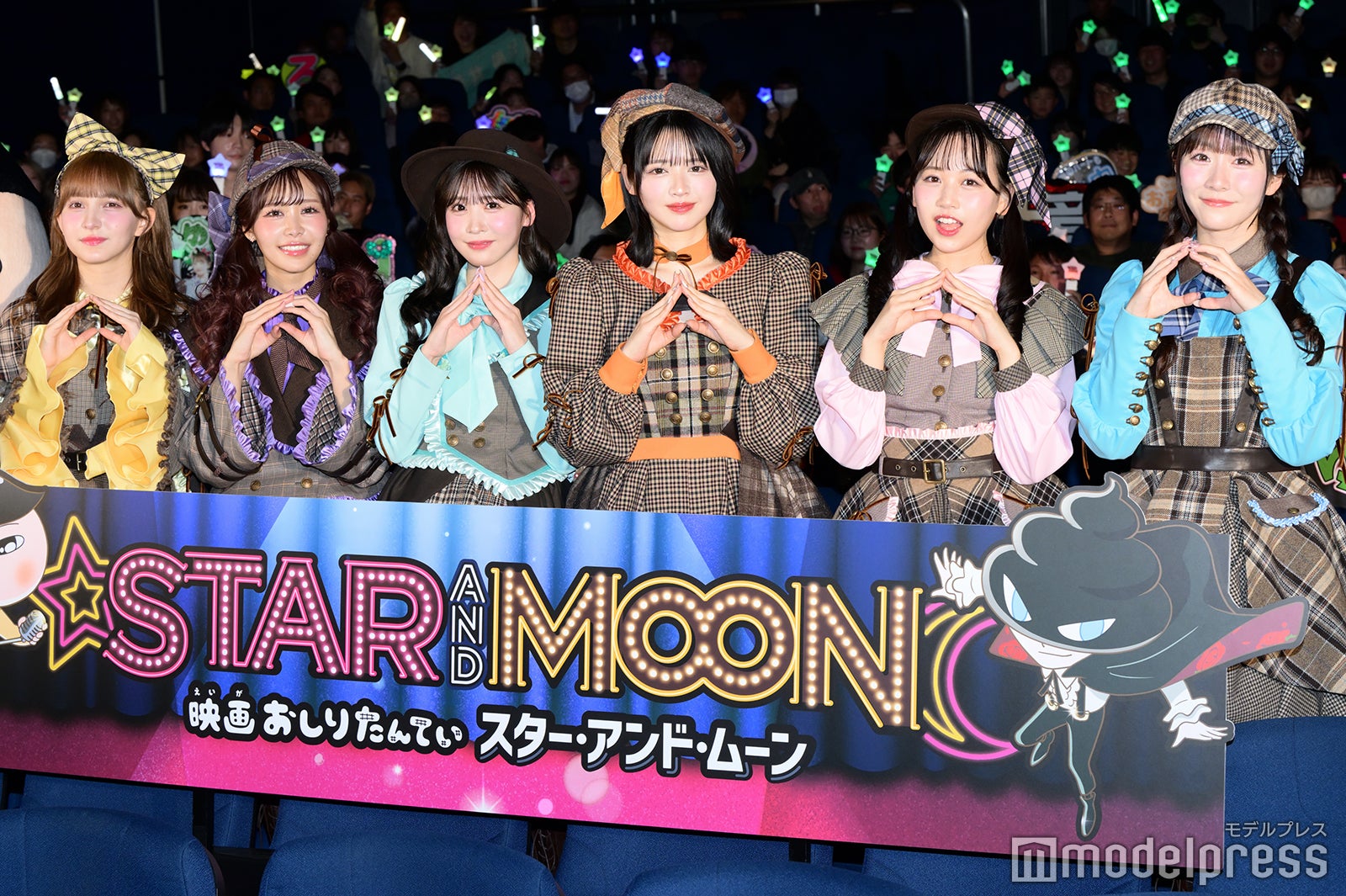 FRUITS ZIPPER（左から）早瀬ノエル、仲川瑠夏、櫻井優衣、鎮西寿々歌、松本かれん、真中まな※月足天音は欠席（C）モデルプレス